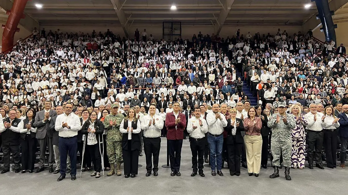 El rector de la UAT y el gobernador de Tamaulipas hicieron entrega de computadoras portátiles a estudiantes y docentes de todo el estado UAT (1)